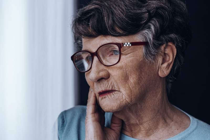 elderly-womans-face-with-glasses