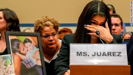 Migrant mom recalls daughter&#39;s death in emotional testimony 