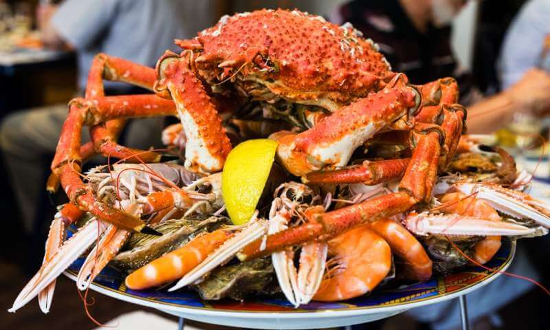 atlantic-crab-on-seafood-plate
