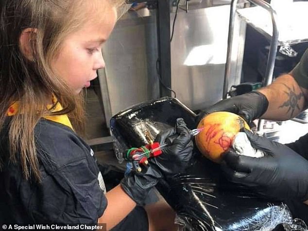 Before tattooing her name on the piece of fruit, Maja was given a tour of a local tattoo parlour