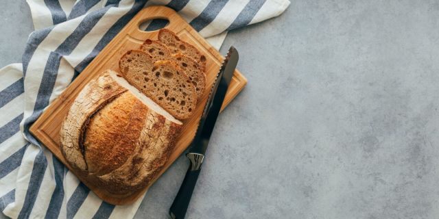 One dietitian said people avoid bread, but end up eating higher-calorie foods anyway. (iStock)