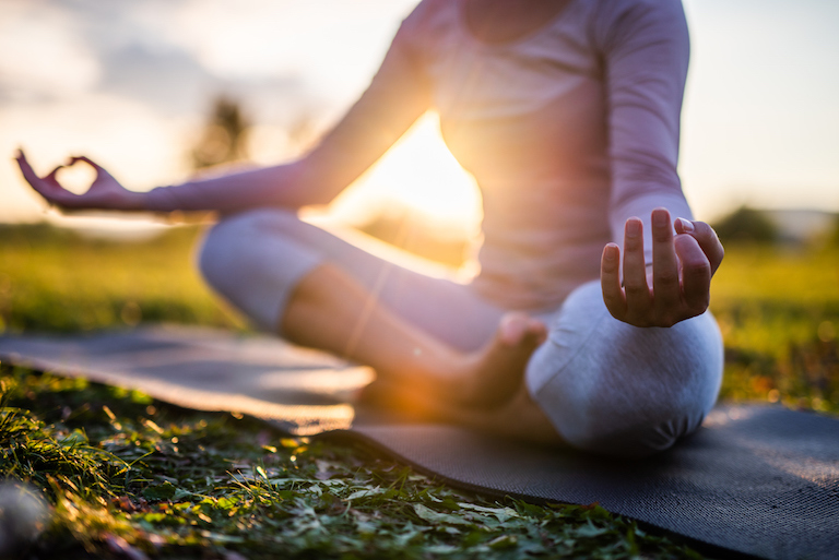 outdoor yoga mindfulness healthista 